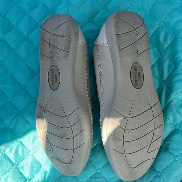 Earth Origins White Slip-On Flats with Cutout Design - Picture 4 of 5